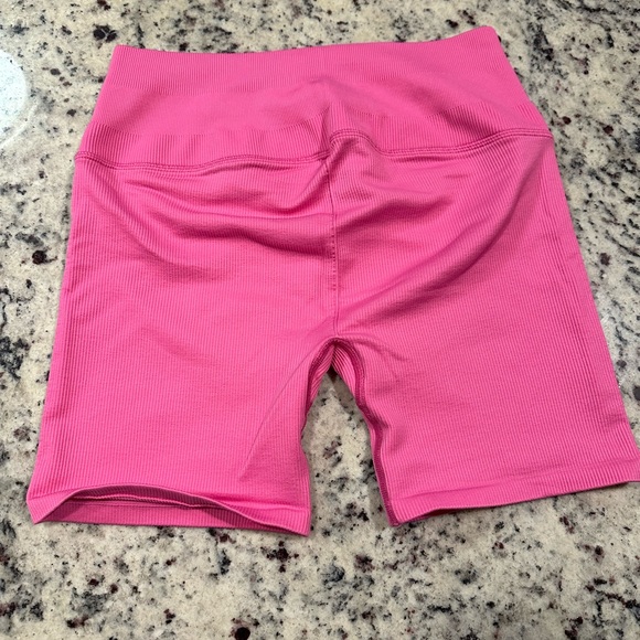 ALO Seamless Ribbed Favorite Short - Picture 7 of 11